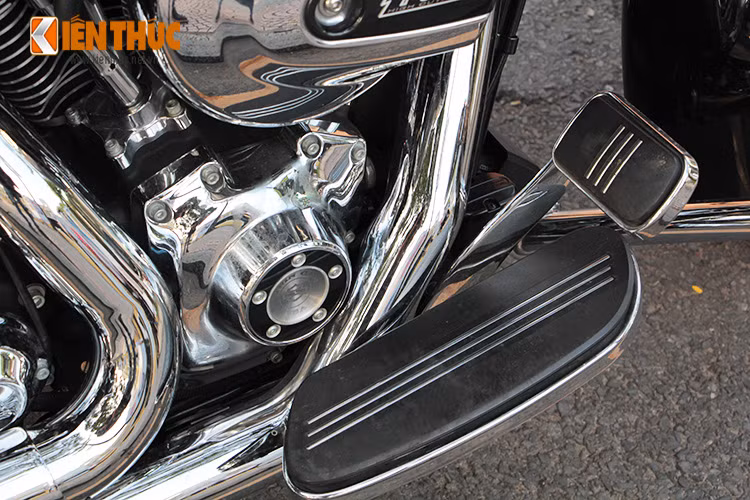 Cụm gác chân có kích thước lớn trên xe cho người lái có thể thoải mái điều khiển xe trên hành trình dài.