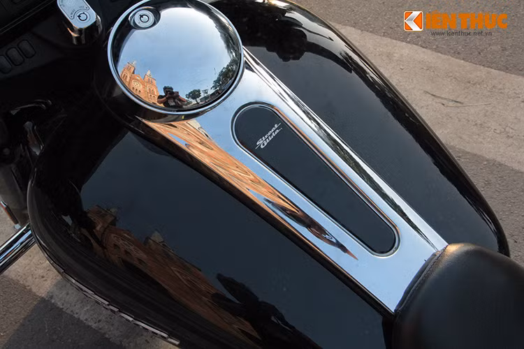 Xe sở hữu bình xăng lớn, với thiết kế mạnh mẽ, nắp bình xăng lớn phía trên cùng với dải crom cách điệu kéo dài xuống dưới yên xe.