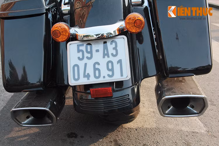 Sở hữu dè sau thấp, cùng cặp ống xả lớn, Street Glide thật dễ bị “phát hiện” trên phố với tiếng âm thanh "chát cúa" đậm chất Harley Davidson.