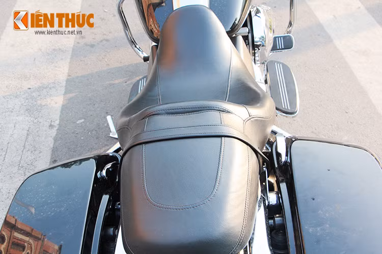 Xe sở hữu yên to bản đủ cho hai người ngồi khi chạy trên một hành trình dài. tuy nhiên, nếu xe không lắp thêm phụ kiện tựa lưng cho người ngồi sau sẽ khiến họ khá mệt mỏi khi đi xa.