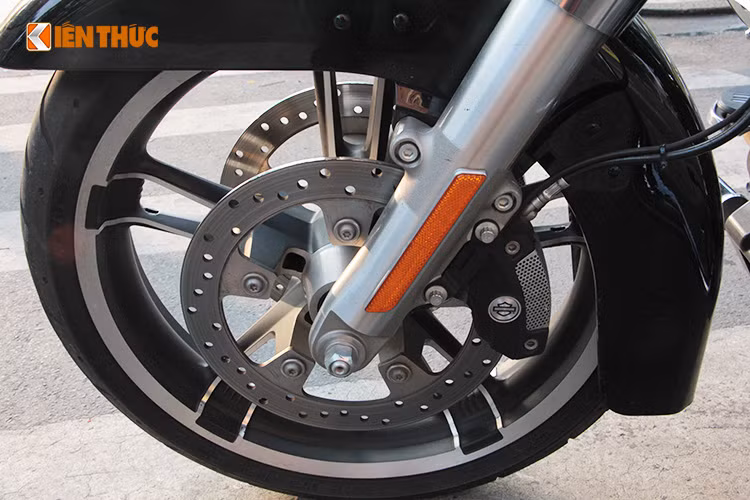 Street Glide sở hữu cặp mâm đúc 5 chấu kép mạnh mẽ. Xe được trang bị hệ thống kiểm soát và hỗ trợ sang số, hệ thống ABS và hệ thống điều khiển ga tự động là trang bị tiêu chuẩn.