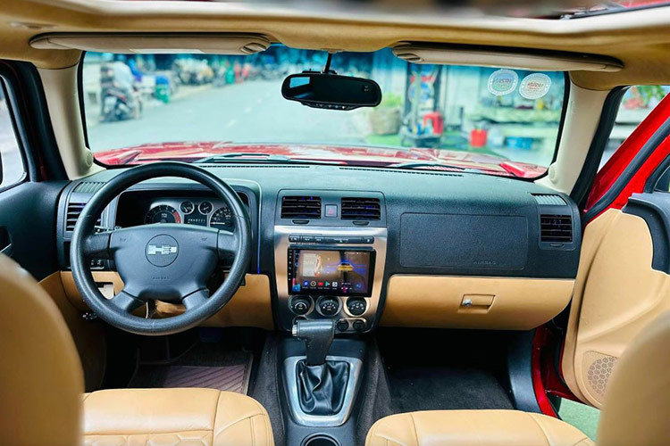 Bên trong, nội thất xe được chăm chút kỹ lưỡng với những nâng cấp đáng giá. Người bán tiết lộ rằng xe đã được trang bị dàn âm thanh DB Driver trị giá hơn 100 triệu đồng, tích hợp màn hình Android, micro và hệ thống đèn LED trên trần xe.