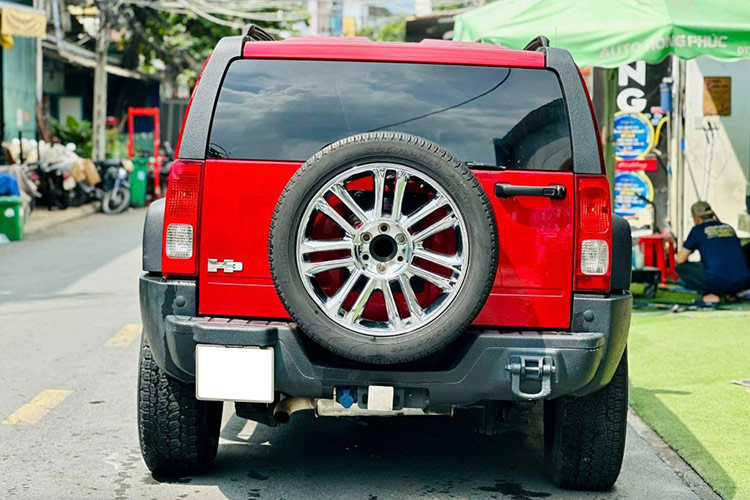 Mặc dù vậy, tại Việt Nam, Hummer H3 không phải là dòng xe phổ biến do kích thước đồ sộ và mức tiêu thụ nhiên liệu "khủng" lên tới 20 lít/100 km đường hỗn hợp. Đây chính là lý do khiến dòng xe này chỉ phù hợp với những người đam mê xe độc và chấp nhận mức chi phí vận hành cao. 