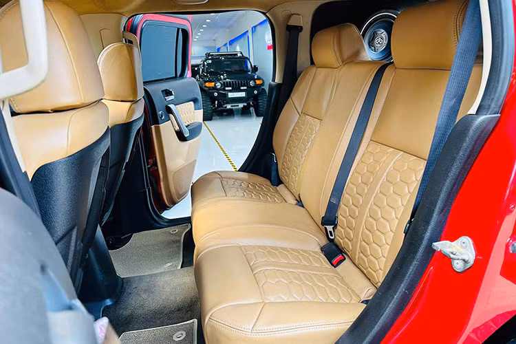 Hummer H3 2005 được trang bị động cơ 3,5 lít, sản sinh công suất 223 mã lực và mô-men xoắn 305 Nm, kết hợp hộp số tự động 5 cấp và hệ dẫn động 4 bánh. Đây là cấu hình mạnh mẽ, phù hợp cho cả nhu cầu vận hành trên đường phố lẫn các cung đường địa hình.