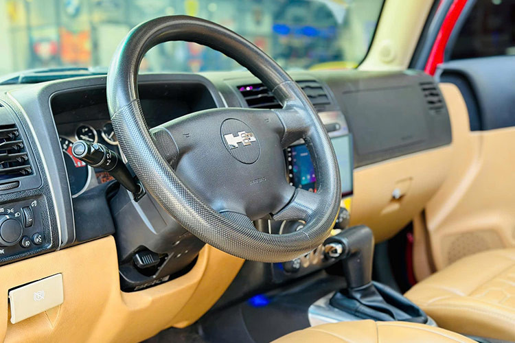 Ghế da của H3 vẫn giữ được độ căng phồng, không xuất hiện vết nứt hay dấu hiệu xuống cấp, thể hiện sự bền bỉ của vật liệu. Đặc biệt, chiếc Hummer H3 sản xuất năm từ 2005 này còn được chủ xe dộ dàn loa và màn hình khủng để tiện cho việc giải trí, party hay hát Karaoke...