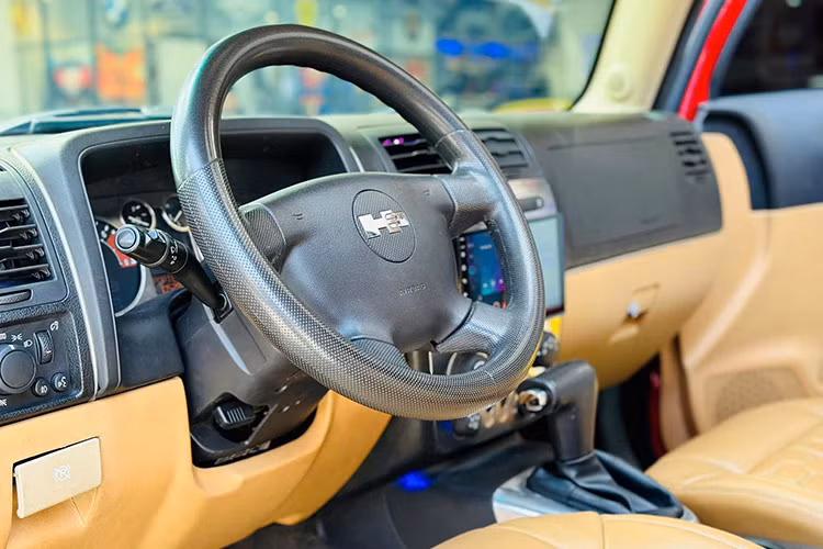Ghế da của H3 vẫn giữ được độ căng phồng, không xuất hiện vết nứt hay dấu hiệu xuống cấp, thể hiện sự bền bỉ của vật liệu. Đặc biệt, chiếc Hummer H3 sản xuất năm từ 2005 này còn được chủ xe dộ dàn loa và màn hình khủng để tiện cho việc giải trí, party hay hát Karaoke...