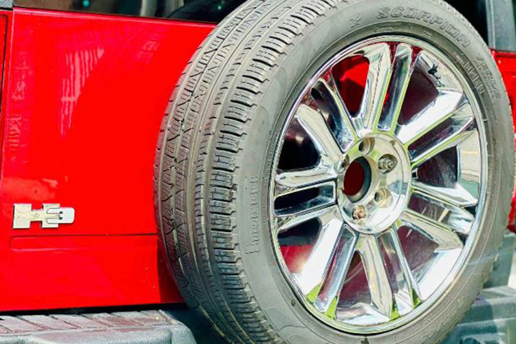 Mức giá xe Hummer H3 2005 đang được chủ nhân rao bán khoảng hơn 1 tỷ đồng, ngang với một chiếc Hyundai SantaFe 2024 đập hộp. Chiếc xe hiện đã gần 20 năm tuổi, với quãng đường di chuyển hơn 120.000 km. Dù vậy, ngoại thất của xe vẫn được bảo quản rất tốt.