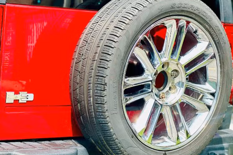 Mức giá xe Hummer H3 2005 đang được chủ nhân rao bán khoảng hơn 1 tỷ đồng, ngang với một chiếc Hyundai SantaFe 2024 đập hộp. Chiếc xe hiện đã gần 20 năm tuổi, với quãng đường di chuyển hơn 120.000 km. Dù vậy, ngoại thất của xe vẫn được bảo quản rất tốt.