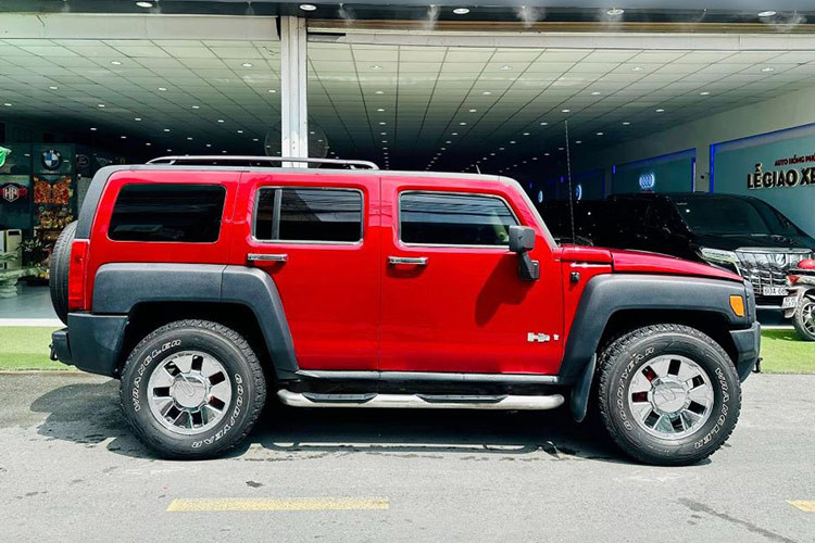 Mới đây, một chiếc xe SUV Hummer H3 2005 được rao bán trên sàn xe cũ ở TP HCM được sự quan tâm của nhiều người yêu xe. H3 là mẫu xe nhỏ nhất trong gia đình Hummer, sau hai "đàn anh" H1 và H2. Tuy nhiên, chiếc SUV này vẫn giữ được chất DNA off-road đỉnh cao của dòng xe Mỹ.