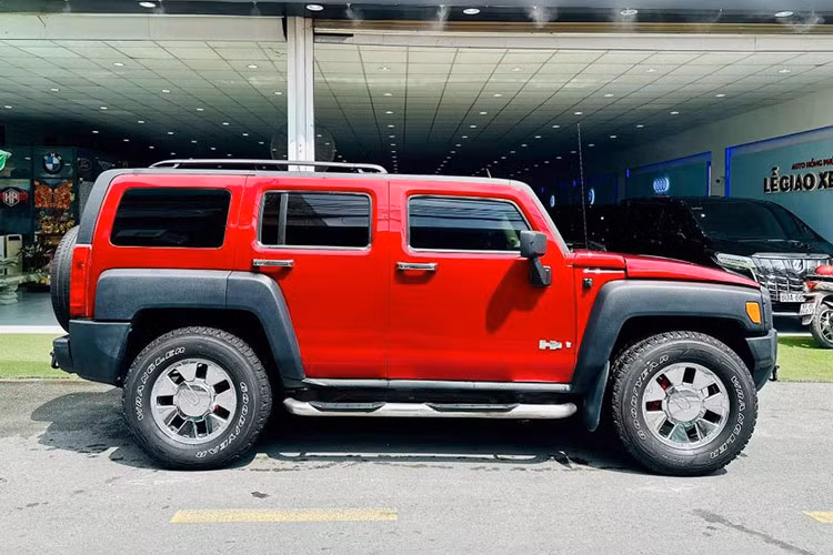Mới đây, một chiếc xe SUV Hummer H3 2005 được rao bán trên sàn xe cũ ở TP HCM được sự quan tâm của nhiều người yêu xe. H3 là mẫu xe nhỏ nhất trong gia đình Hummer, sau hai "đàn anh" H1 và H2. Tuy nhiên, chiếc SUV này vẫn giữ được chất DNA off-road đỉnh cao của dòng xe Mỹ.