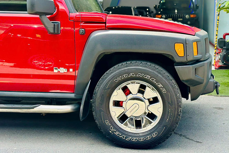 Nước sơn đỏ bóng bẩy cùng các chi tiết đen nhám như cản trước, vòm bánh xe hay mặt ca-lăng đều không có dấu hiệu trầy xước. Những bộ phận kim loại như mâm xe và tay nắm cửa vẫn giữ được chất lượng và hình thức hoàn hảo.