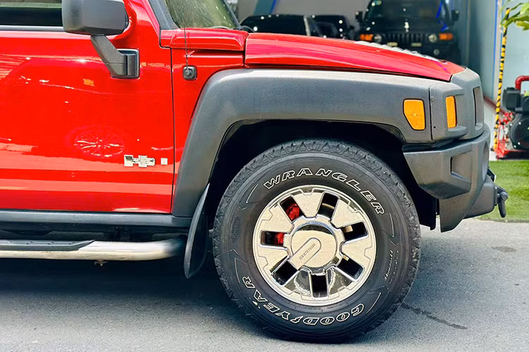 Nước sơn đỏ bóng bẩy cùng các chi tiết đen nhám như cản trước, vòm bánh xe hay mặt ca-lăng đều không có dấu hiệu trầy xước. Những bộ phận kim loại như mâm xe và tay nắm cửa vẫn giữ được chất lượng và hình thức hoàn hảo.