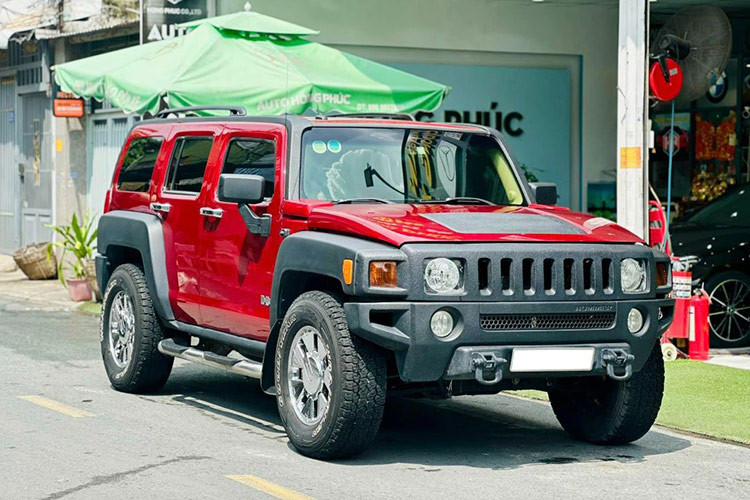 Hummer - thương hiệu SUV nổi tiếng của Mỹ từ lâu đã được biết đến như biểu tượng của sự giàu có và quyền lực. Những mẫu xe thuộc thương hiệu này dù đã qua sử dụng vẫn nhận được sự chú ý lớn từ cộng đồng yêu xe và chiếc Hummer H3 đời 2005 trong bài viết này là một ví dụ.