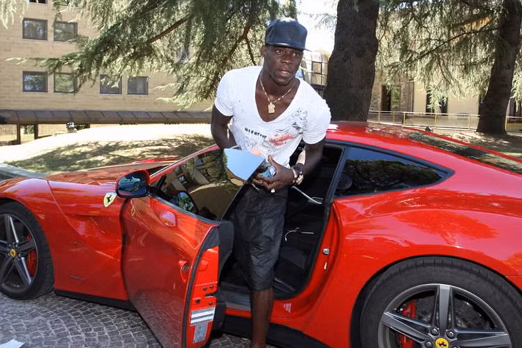 Đầu tiên phải kể đến "siêu ngựa" Ferrari F12 Berlinetta, siêu xe này là model thay thế dòng Ferrari 599, được giới thiệu đến công chúng tại triển lãm Geneva Motor Show 2012.