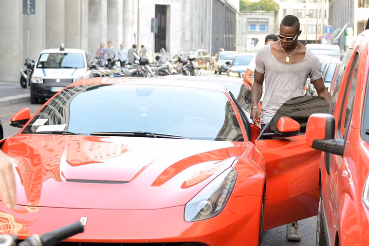 Siêu xe nhà Ferrari này đã từng được tạp chí uy tín Top Gear trao giải thưởng “siêu xe của năm 2012”. Mức giá khởi điểm của mẫu xe này khoảng 336 ngàn USD.