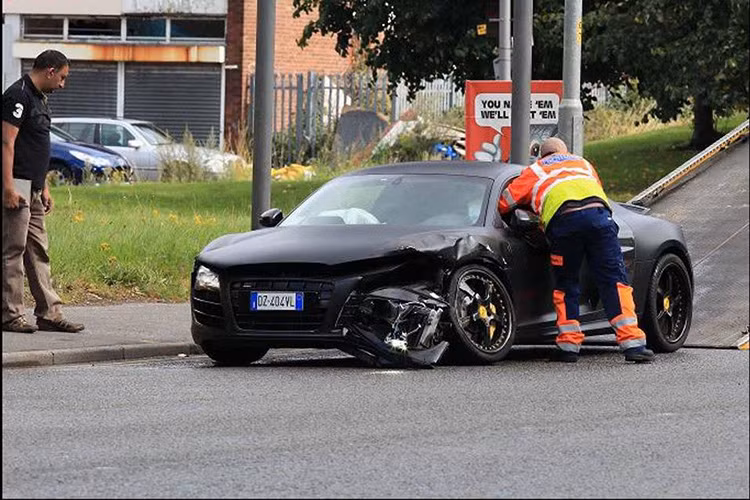 Nhưng trong một phút mất tập trung khi đang lưu thông trên đường, tiền đạo người Italia đã tông mạnh vào chiếc BMW đi ngược chiều. Kết quả là siêu xe Audi R8 đã bị nát một phần đầu.
