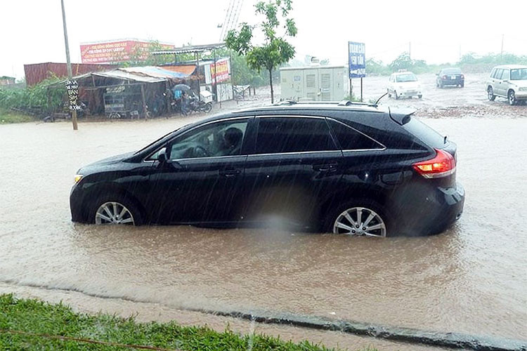 Các vũng nước lớn trên đường thường là nơi mà mỗi khi mưa nó lại sẽ tụ nước, gây ra các hố sâu, lỗ lún. Ngoài ra bên dưới các vũng nước này cũng có thể là phần cống thoát nước (có nắp hoặc mất nắp), ổ gà ổ voi các kiểu. Do đó, nếu như không bắt buộc, các bác nên tránh cho an toàn.