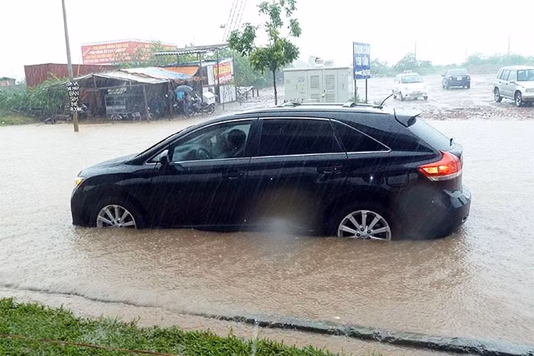 Các vũng nước lớn trên đường thường là nơi mà mỗi khi mưa nó lại sẽ tụ nước, gây ra các hố sâu, lỗ lún. Ngoài ra bên dưới các vũng nước này cũng có thể là phần cống thoát nước (có nắp hoặc mất nắp), ổ gà ổ voi các kiểu. Do đó, nếu như không bắt buộc, các bác nên tránh cho an toàn.