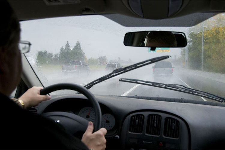 Nước mưa gây cản trở tầm nhìn cho mọi phương tiện lưu thông trên đường. Kể cả khi cần gạt mưa hết công suất thì vẫn có những lúc tầm nhìn bị trắng xóa trong các cơn mưa lớn. Cách tốt nhất để tăng tầm nhìn và báo hiệu sự hiện diện của bản thân là bật đèn (đèn pha, đèn chạy ban ngày, đèn sương mù nếu có). Chú ý, nếu bạn bật đèn led sáng sẽ phản tác dụng.