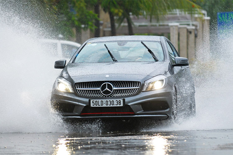 Nguyên nhân của hành động lái xe ôtô vào nước có thể là do cố ý hoặc vô tình. Lưu thông của các dòng xe đôi lúc khiến cho các chủ xe phải chạy vào phần nước trũng. Nếu như đó là đoạn đường quen và các bác biết rõ địa hình thì không sao. Nhưng nếu như đó là đoạn đường lạ, các bác có nguy cơ gặp phải những tai nạn khó lường.