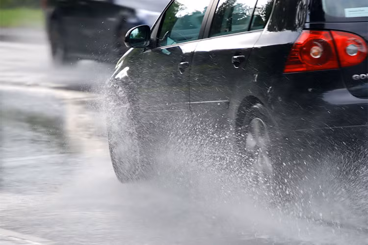 Lái ôtô mùa mưa bão, khi mà tầm nhìn hạn chế và nhiều "bẫy" dưới mặt nước, mọi người nên cố gắng chạy số thấp và đều chân ga. Đôi lúc chúng ta vẫn phải vượt xe khác để có thể di chuyển nhanh hơn nhưng phải luôn cẩn thận, nhất là khi vượt các xe lớn. Nếu như nước từ xe lớn che mất tầm nhìn kính lái thì các bác phải bình tĩnh, giữ thẳng lái.