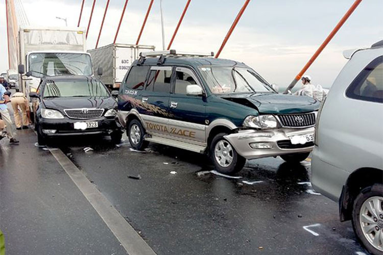 Như đã đề cập, mọi người nên duy trì tốc độ ổn định trên đường, số thấp, đều ga. Nếu phải phanh thì nên phanh sớm và nhẹ. Không nên phanh quá gấp, sẽ khiến cho chiếc xe phía sau khó tính toán được khoảng cách an toàn và đâm mình và xảy ra những tai nạn đáng tiếc.