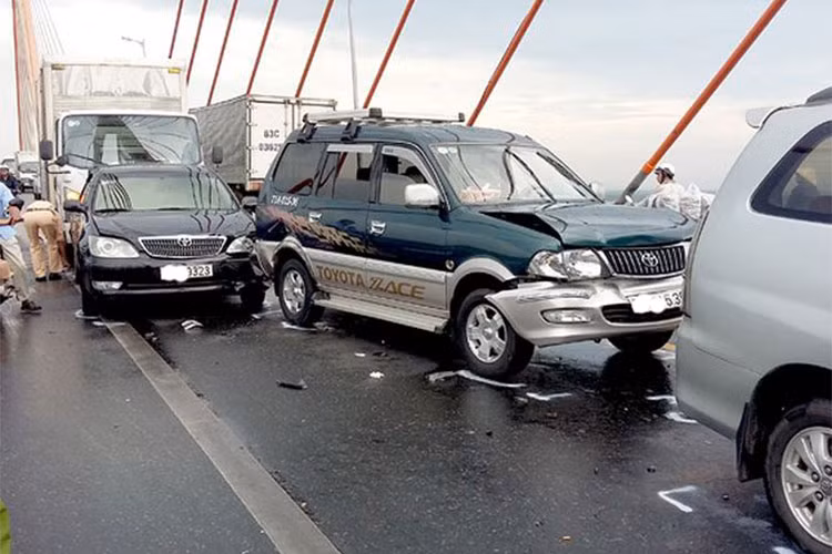 Như đã đề cập, mọi người nên duy trì tốc độ ổn định trên đường, số thấp, đều ga. Nếu phải phanh thì nên phanh sớm và nhẹ. Không nên phanh quá gấp, sẽ khiến cho chiếc xe phía sau khó tính toán được khoảng cách an toàn và đâm mình và xảy ra những tai nạn đáng tiếc.