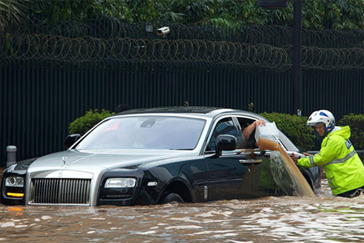 Nếu cố khởi động lại khi xe ôtô chết máy, rất có thể chiếc xe sẽ "nằm" luôn. Khi gặp trường hợp này, nên bình tĩnh đánh giá tình hình chiếc xe ở đâu, bị sao và cần cần thiết nên tắt hoàn toàn hệ thống điện của chiếc xe.