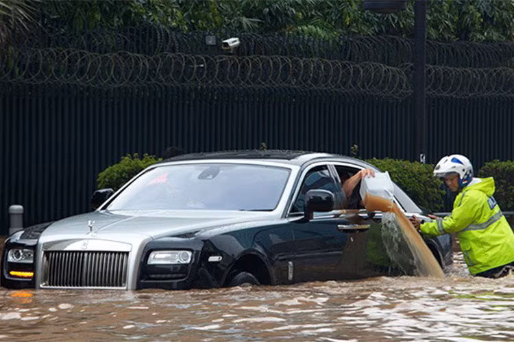 Nếu cố khởi động lại khi xe ôtô chết máy, rất có thể chiếc xe sẽ "nằm" luôn. Khi gặp trường hợp này, nên bình tĩnh đánh giá tình hình chiếc xe ở đâu, bị sao và cần cần thiết nên tắt hoàn toàn hệ thống điện của chiếc xe.