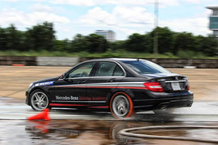 Khi đường không bị ngập, thao tác dừng xe trên mặt đường ướt cũng đòi hỏi nhiều kỹ thuật hơn so với đường khô ráo. Cần ước lượng càng chính xác càng tốt khoảng cách từ lúc đạp phanh đến điểm muốn xe dừng hẳn. Để tránh cho xe không bị trượt khi đạp phanh, hãy thực hiện việc phanh khi bánh xe đang ở trạng thái chạy thẳng.