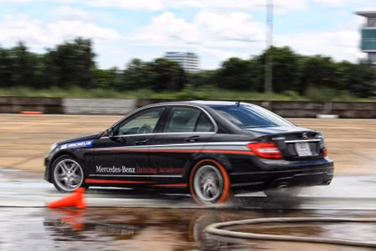 Khi đường không bị ngập, thao tác dừng xe trên mặt đường ướt cũng đòi hỏi nhiều kỹ thuật hơn so với đường khô ráo. Cần ước lượng càng chính xác càng tốt khoảng cách từ lúc đạp phanh đến điểm muốn xe dừng hẳn. Để tránh cho xe không bị trượt khi đạp phanh, hãy thực hiện việc phanh khi bánh xe đang ở trạng thái chạy thẳng.