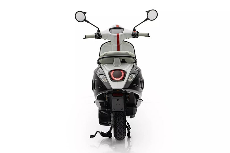 Ngoài ra, Vespa Elettrica Monaco Edition còn có hệ thống thu hồi lực phanh để chuyển đổi thành điện năng, mặc dù không duy trì cho khả năng vận hành nhưng góp phần tiết kiệm năng lượng cho xe.