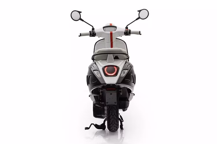 Ngoài ra, Vespa Elettrica Monaco Edition còn có hệ thống thu hồi lực phanh để chuyển đổi thành điện năng, mặc dù không duy trì cho khả năng vận hành nhưng góp phần tiết kiệm năng lượng cho xe.