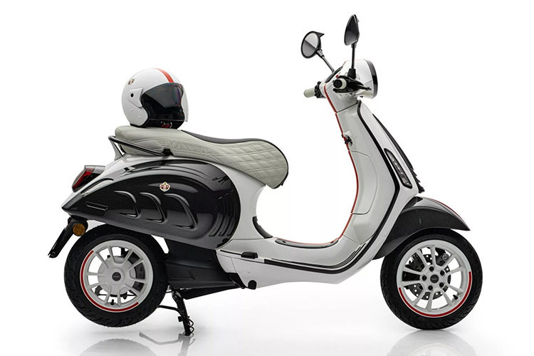Màu sắc chủ đạo của xe ga điện Vespa Elettrica Monaco Edition là sắc trắng và đỏ - tông màu đặc trưng trên quốc kỳ của Monaco. Ngoài ra, Mansory cũng đem tới nhiều chi tiết sử dụng họa tiết sợi carbon đem tới những điểm nhấn cao cấp cho xe.