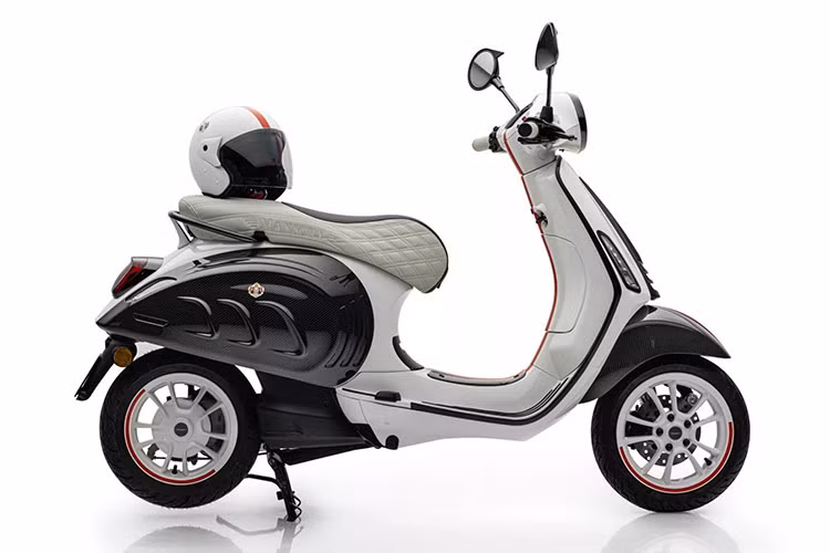 Màu sắc chủ đạo của xe ga điện Vespa Elettrica Monaco Edition là sắc trắng và đỏ - tông màu đặc trưng trên quốc kỳ của Monaco. Ngoài ra, Mansory cũng đem tới nhiều chi tiết sử dụng họa tiết sợi carbon đem tới những điểm nhấn cao cấp cho xe.
