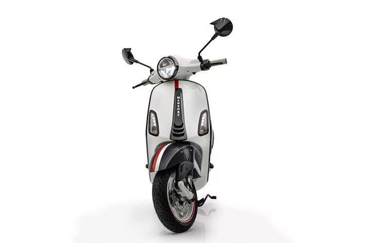 Giá xe Vespa Elettrica Monaco Edition có thể lên đến gần 24.000 USD (hơn 600 triệu đồng) đây là mức giá ngang ngửa, thậm chí là cao hơn nhiều so với nhiều dòng ôtô hiện tại. Tuy nhiên, có tiền cũng chưa chắc đã có thể sở hữu chiếc Vespa đặc biệt này khi Mansory chỉ sản xuất giới hạn đúng 99 chiếc.