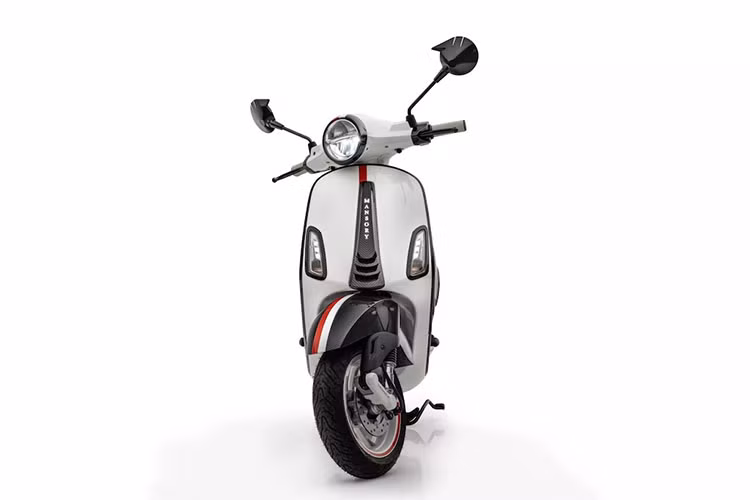 Giá xe Vespa Elettrica Monaco Edition có thể lên đến gần 24.000 USD (hơn 600 triệu đồng) đây là mức giá ngang ngửa, thậm chí là cao hơn nhiều so với nhiều dòng ôtô hiện tại. Tuy nhiên, có tiền cũng chưa chắc đã có thể sở hữu chiếc Vespa đặc biệt này khi Mansory chỉ sản xuất giới hạn đúng 99 chiếc.
