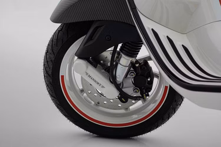 Chiếc Vespa Elettrica Monaco Edition bản đặc biệt này cũng sở hữu bánh vành đúc và lốp không săm, xe cũng được trang bị phanh đĩa trước kèm ABS và phanh tang trống sau đảm bảo an toàn khi vận hành. 