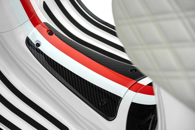 Ngoài ra, yên xe cũng được sử dụng vật liệu da cao cấp được khâu chỉ chéo với phối màu trắng đen tạo điểm nhấn về thiết kế, vừa tạo sự thoải mái cho người sử dụng.