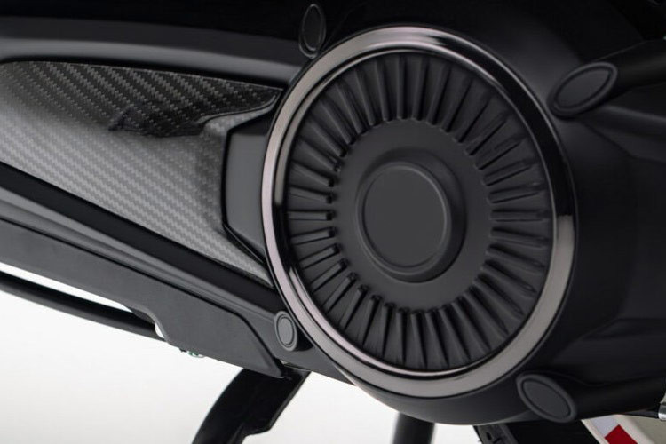 Về sức mạnh, Elettrica có động cơ điện với 2 phiên bản với tốc độ tối đa là 70 km/h hoặc 45 km/h tuy nhiên chưa rõ loại động cơ nào sẽ được trang bị cho phiên bản Monaco Edition này. Bên cạnh đó, xe cũng sử dụng pin lithium cho hành trình 100 km cho mỗi lần sạc.