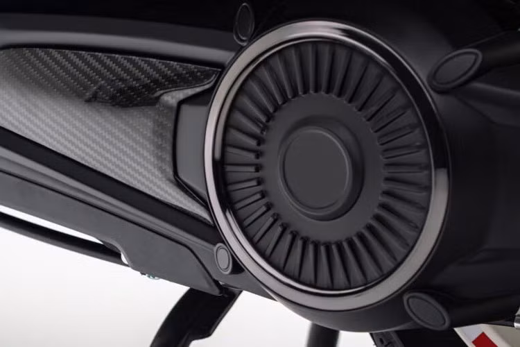 Về sức mạnh, Elettrica có động cơ điện với 2 phiên bản với tốc độ tối đa là 70 km/h hoặc 45 km/h tuy nhiên chưa rõ loại động cơ nào sẽ được trang bị cho phiên bản Monaco Edition này. Bên cạnh đó, xe cũng sử dụng pin lithium cho hành trình 100 km cho mỗi lần sạc.