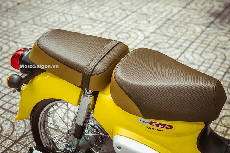 Chiếc xe vẫn giữ nguyên bộ yên đơn và giá đèo hàng giống như truyền thống của Super Cub nhưng được trang bị thêm yên mêm "sẹc tông" đi kèm. Bên dưới yên xe là logo Super Cub cách điệu được thiết kế mang hơi hướng cổ điển, đẹp mắt với mảng sơn đỏ trên nền mạ chrome.