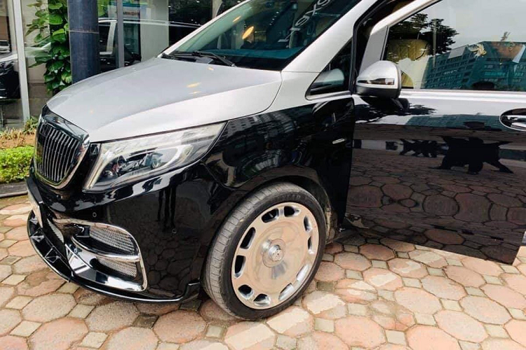 Nhiều còn còn ví von rằng, đây là "chiếc xe Mercedes-Benz V-Class Maybach chính hãng". Về ngoại hình chiếc xe được sơn nửa trên màu bạc, dưới vẫn là màu sơn đen tiêu chuẩn. Các chi tiết xe như phần đầu và lưới tản nhiệt, cản trước, hốc gió, mâm xe tương tự thiết kế dòng Maybach mà Mercedes-Benz đang sở hữu.