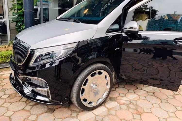Nhiều còn còn ví von rằng, đây là "chiếc xe Mercedes-Benz V-Class Maybach chính hãng". Về ngoại hình chiếc xe được sơn nửa trên màu bạc, dưới vẫn là màu sơn đen tiêu chuẩn. Các chi tiết xe như phần đầu và lưới tản nhiệt, cản trước, hốc gió, mâm xe tương tự thiết kế dòng Maybach mà Mercedes-Benz đang sở hữu.
