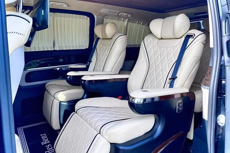 Đáng chú ý, hàng ghế thứ 3 trên Mercedes-Benz V-Class Maybach này còn có thể ngả ra hoàn toàn biến thành một chiếc giường giúp những chuyến hành trình dài không còn là nỗi lo. Bệ tỳ tay trung tâm hàng ghế này sẽ là nơi điều chỉnh tuỳ ý theo nhu cầu người dùng.
