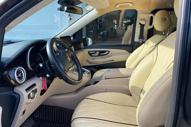 Tất cả các hàng ghế của xe đều có tính massage và điều chỉnh điện qua màn hình cảm ứng ngay bệ tỳ tay. Ở bệ tỳ tay trung tâm hàng ghế đầu được lắp đặt thêm hộp lạnh, ở bản V250 thường sẽ là bệ tỳ tay đơn ở mỗi ghế phía trước. Đến với hàng ghế thứ 2 là phần ghế ngồi thương gia, điều chỉnh lên/xuống, các chế độ massage ở ngay tay nắm ghế và được tích hợp hệ thống sạc không dây, ổ cắm USB tiện dụng.