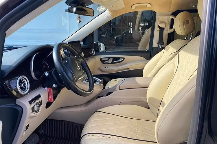 Tất cả các hàng ghế của xe đều có tính massage và điều chỉnh điện qua màn hình cảm ứng ngay bệ tỳ tay. Ở bệ tỳ tay trung tâm hàng ghế đầu được lắp đặt thêm hộp lạnh, ở bản V250 thường sẽ là bệ tỳ tay đơn ở mỗi ghế phía trước. Đến với hàng ghế thứ 2 là phần ghế ngồi thương gia, điều chỉnh lên/xuống, các chế độ massage ở ngay tay nắm ghế và được tích hợp hệ thống sạc không dây, ổ cắm USB tiện dụng.