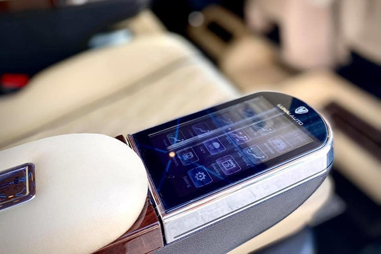 Bên cạnh đó, chiếc Mercedes-Benz V-Class này còn được độ thêm khá nhiều tiện nghi như trần sao với khả năng điều chỉnh ánh sáng mang đến sự đặc biệt, màn hình giải trí trung tâm Android, 2 màn hình cỡ lớn dành cho hành khách hàng ghế thứ 2 kèm bàn làm việc để có không gian riêng biệt. Chưa hết, sàn xe còn được độ lại bằng lớp kính chịu lực với bệ để chân có logo Mercedes-Benz phát sáng...