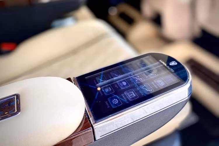 Bên cạnh đó, chiếc Mercedes-Benz V-Class này còn được độ thêm khá nhiều tiện nghi như trần sao với khả năng điều chỉnh ánh sáng mang đến sự đặc biệt, màn hình giải trí trung tâm Android, 2 màn hình cỡ lớn dành cho hành khách hàng ghế thứ 2 kèm bàn làm việc để có không gian riêng biệt. Chưa hết, sàn xe còn được độ lại bằng lớp kính chịu lực với bệ để chân có logo Mercedes-Benz phát sáng...