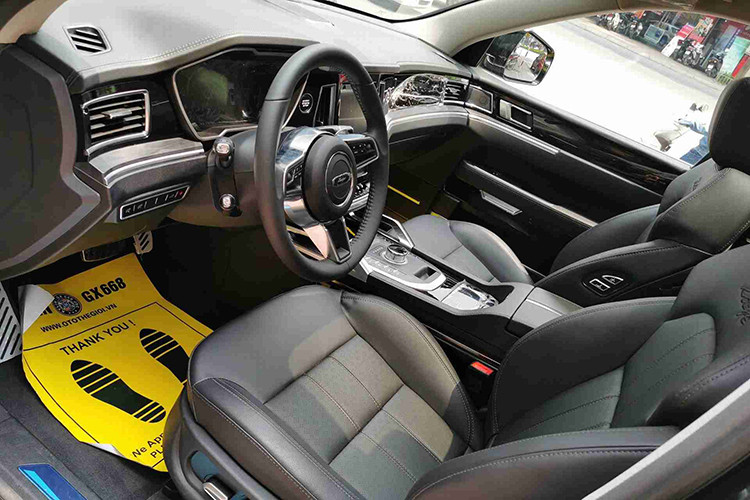 Zotye Z8 được trang bị nội thất khá tiện nghi và hiện đại bao gồm vô-lăng 3 chấu bọc da, trợ lực điện, tích hợp nhiều phím chức năng xử lý nhanh hỗ trợ người lái, lẫy chuyển số thể thao phía sau vô-lăng... Màn hình hiển thị thông tin về xe khi vận hành là màn hình LCD dạng điện tử.